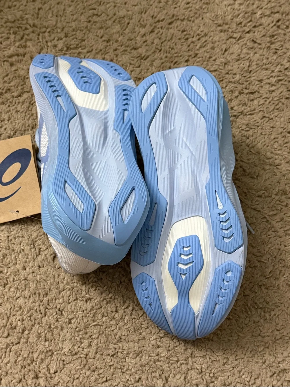 Asics Novablast 6 Women’s White and Light Blue Running Sneakers NEW size 7